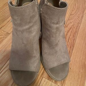 *SOLD* Tan wedge heels